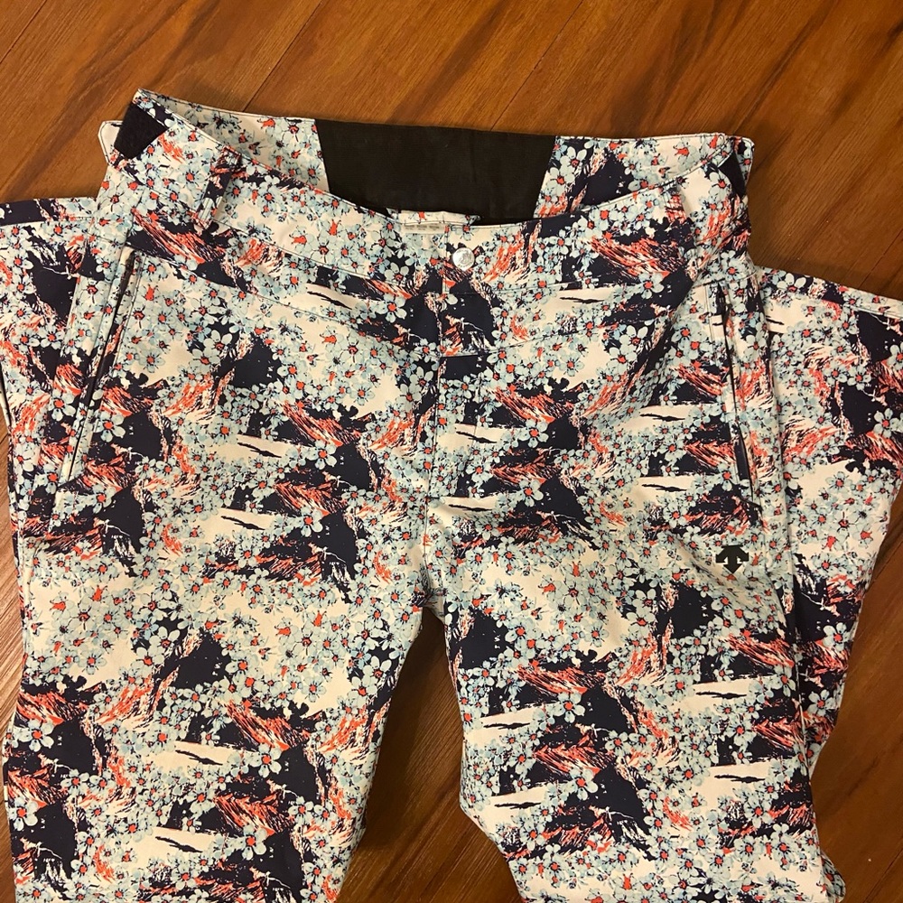 Women’s floral ski pants. Great condition! 4 zip pockets, adjustable belt.